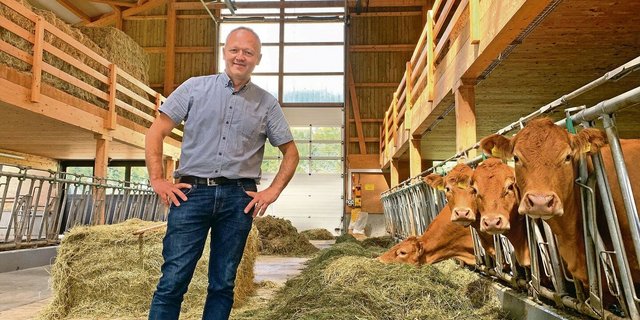 Wendelin Emmenegger in der vor rund sechs Jahren gebauten Scheune mit den Limousin-Mutterkühen.