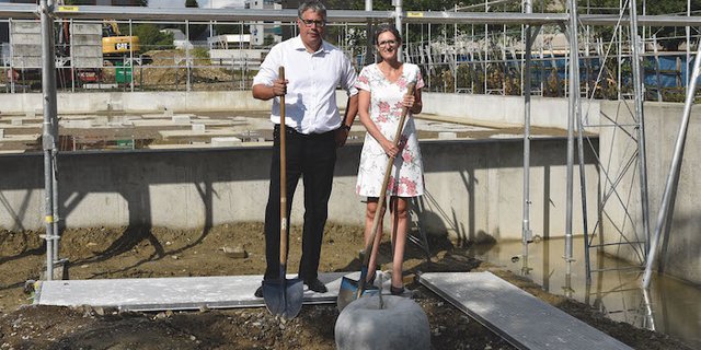 v.l.n.r.: Christian Consoni, CEO der RAMSEIER Suisse AG und Ladina Aregger, Gemeinderätin von Oberkirch (LU) bei der Grundsteinlegung der Erlebniswelt. (Bild zVg)