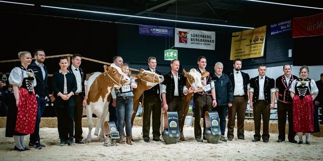 Die Jubiläums-Seniormissen: Miss Hanova von Florian Matter (Mitte), Vizemiss Gina, Adrian von Känel (links), sowie die Schöneuter Ondosa von Beat Dürrenmatt (rechts).