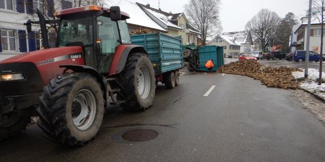 Der zweite Anhänger der Fahrzeugkombination kippte. Laut Kantonspolizei Thurgau dürfte es an einem Defekt an der Anhängerkupplung gelegen haben. (Bild Kapo TG)