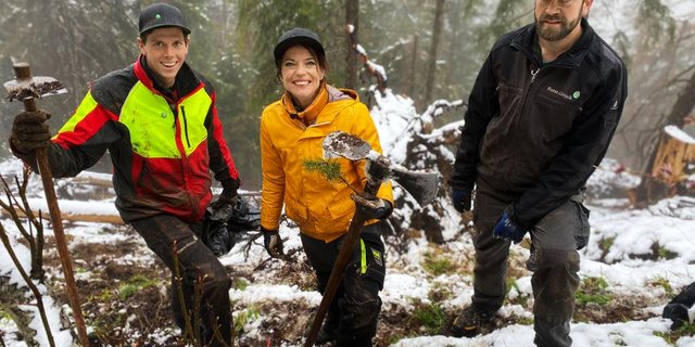 Die Sendung soll einen Einblick geben in die Arbeit der Forstwarte und die Probleme, die dem Wald heute zu schaffen machen. (Bild SRF)