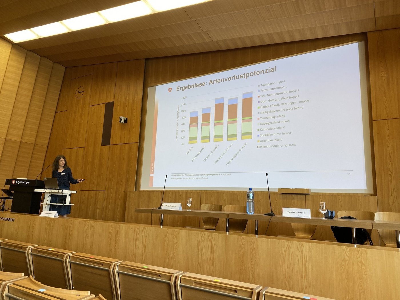 Maria Bystricky von der Forschungsanstalt Agroscope stellt die neuste Studie zur Trinkwasser-Initiative vor. Diesmal wurden die Umweltauswirkungen der Initiative in der Schweiz sowie deren Auswirkungen im Ausland untersucht. (Bild Katrin Erfurt) 