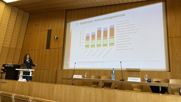 Maria Bystricky von der Forschungsanstalt Agroscope stellt die neuste Studie zur Trinkwasser-Initiative vor. Diesmal wurden die Umweltauswirkungen der Initiative in der Schweiz sowie deren Auswirkungen im Ausland untersucht. (Bild Katrin Erfurt) 