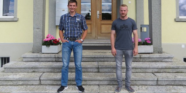 Die zwei diplomierten Geflügelfachmänner: Stefan Rüegg aus Märstetten TG (links) und Grégoire Duruz aus Murist FR. (Bild Aviforum)
