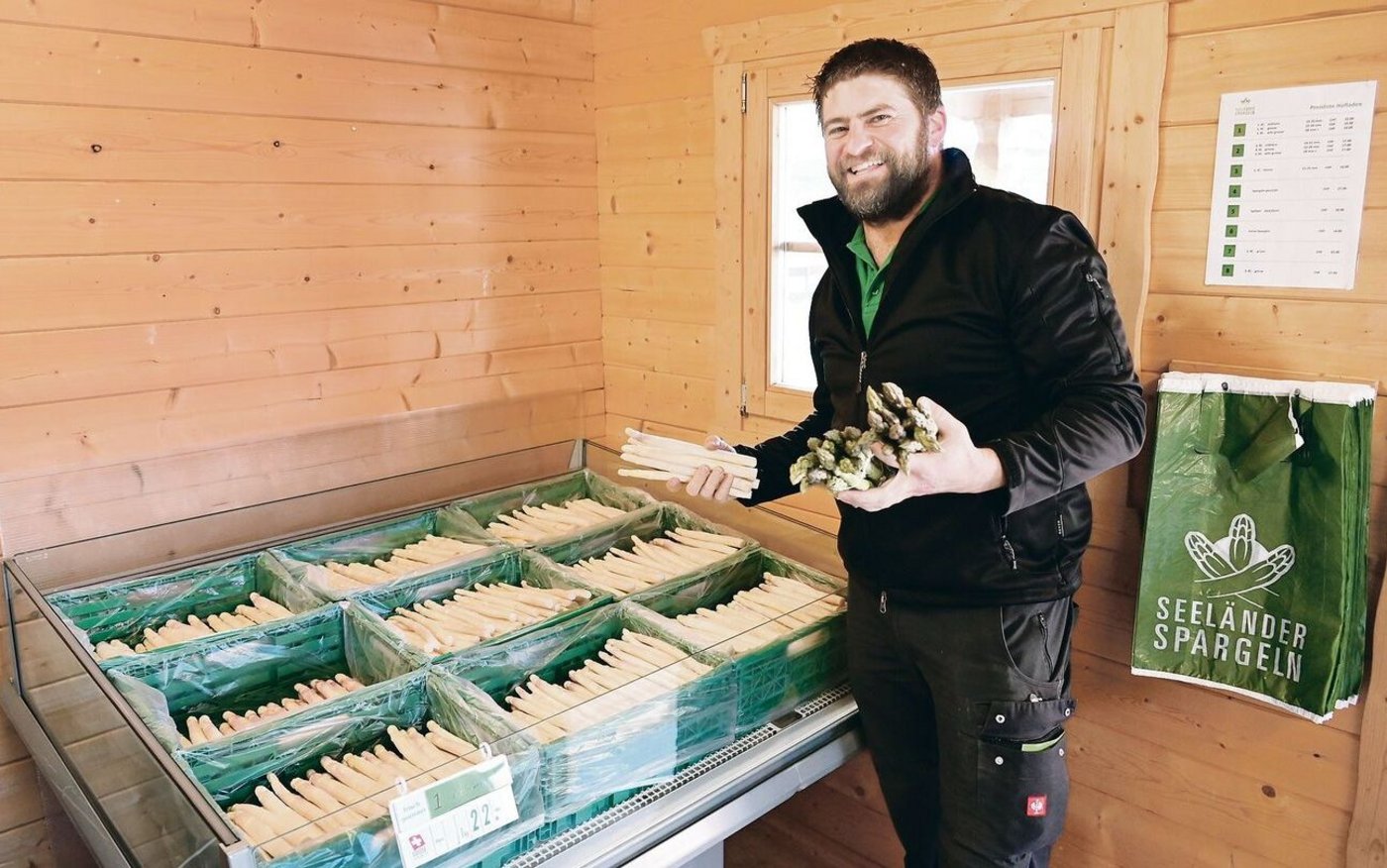Matthias Moser, Worben BE, baut auf mehreren Hektaren Spargeln an. Unter anderem werden diese in Selbstbedienung auf dem Gelände des Seelandheims Worben verkauft.