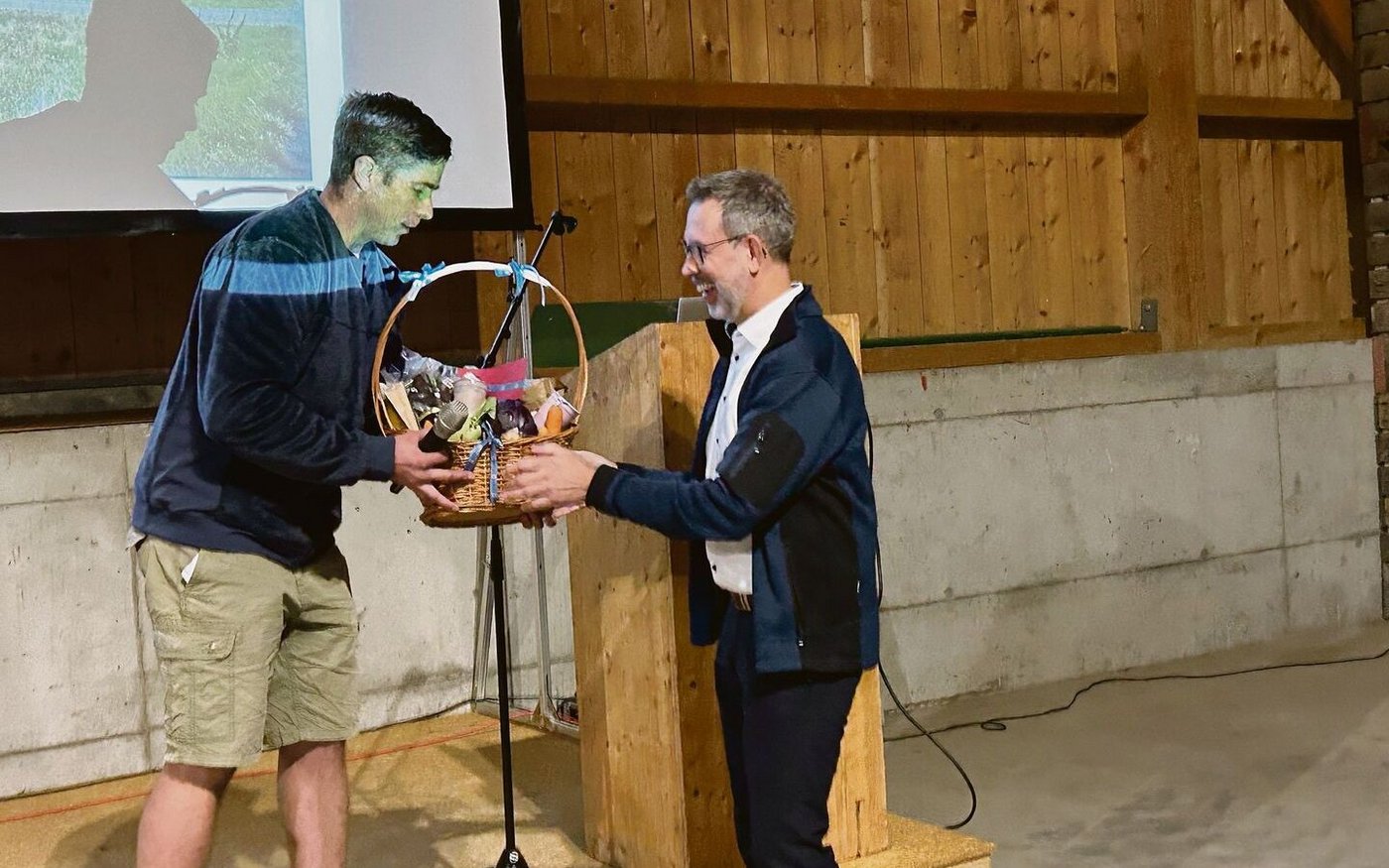 Reto Studer (l.) übergibt Marco Pezzatti einen Korb und hofft, dass sich der Amtschef für die Landwirtschaft einsetzt. 