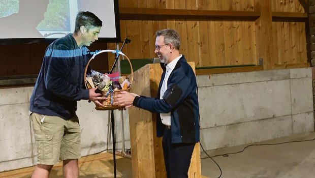 Reto Studer (l.) übergibt Marco Pezzatti einen Korb und hofft, dass sich der Amtschef für die Landwirtschaft einsetzt. 