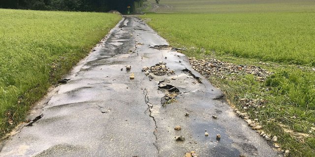 Fliesst in kurzer Zeit viel Wasser ab, nehmen Felder und Strassen Schaden (hier im Kanton Bern). Für die Prävention braucht es Zusammenarbeit.