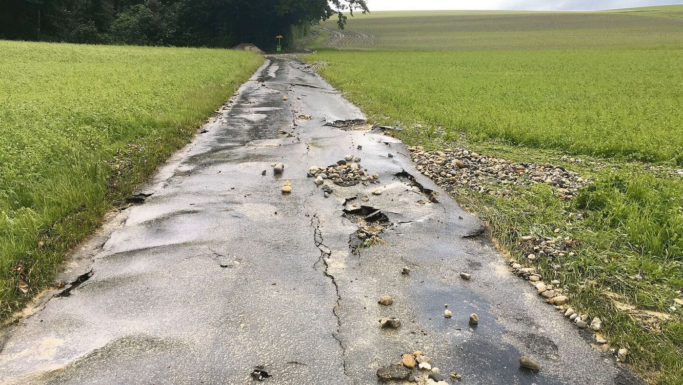 Fliesst in kurzer Zeit viel Wasser ab, nehmen Felder und Strassen Schaden (hier im Kanton Bern). Für die Prävention braucht es Zusammenarbeit.