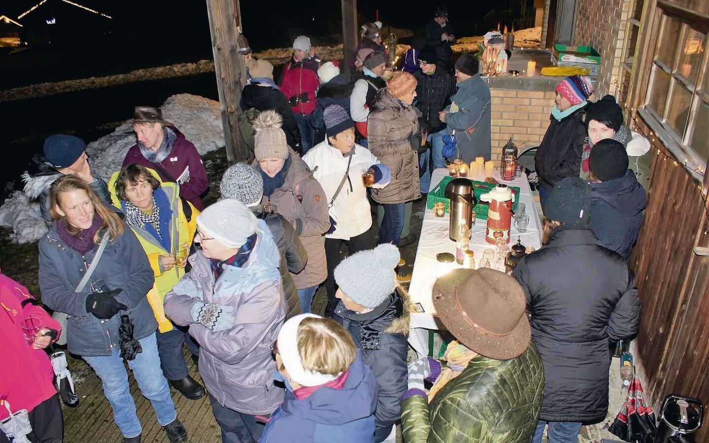 Trotz Regen und anhaltender Kälte läuteten gut 50 Frauen in Heiligkreuz gemeinsam die Adventszeit ein.