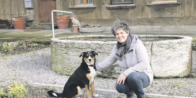 Dieser Brunnen stand auf Marianne Jaggi-Lerchs Elternhof in der Erlimatt in Olten. Als der Hof abgerissen wurde, bemühte sie sich ein paar Monate um dieses einmalige Erinnerungsstück. (Bild Benildis Bentolila)