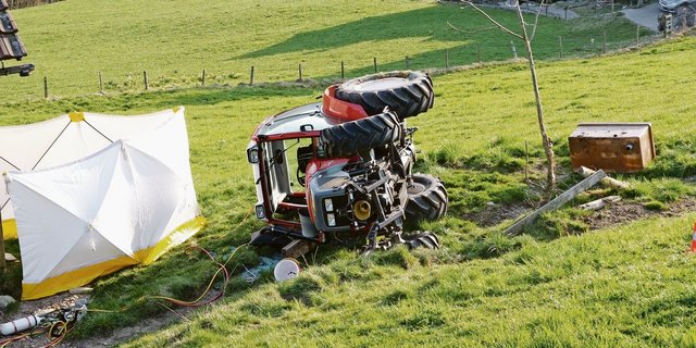 Jedes Jahr passieren viele tödliche Unfälle mit landwirtschaftlichen Fahrzeugen. (Bild Kapo SG)