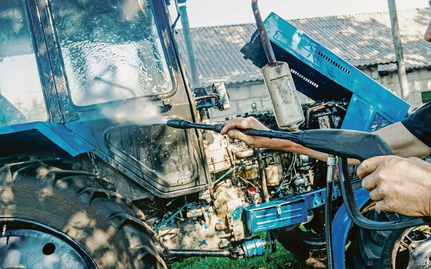 Schmutz kann den Lack angreifen und Rost Tür und Tor öffnen. Eine gründliche Reinigung ist deshalb Pflicht. Sensible Teile im Innern sollten aber nur mit Druckluft geputzt werden.
