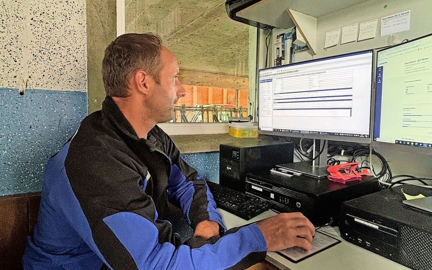 Vor dem täglichen Kontrollgang im Stall geht es für Markus Gaxer an den Computer. 