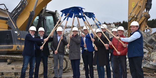 Spatenstich in Sempach, offizieller Start des Bauvorhabens  (auf dem Foto: Verwaltungsrat und Geschäftsleitung der SUISAG, Bild zVg))