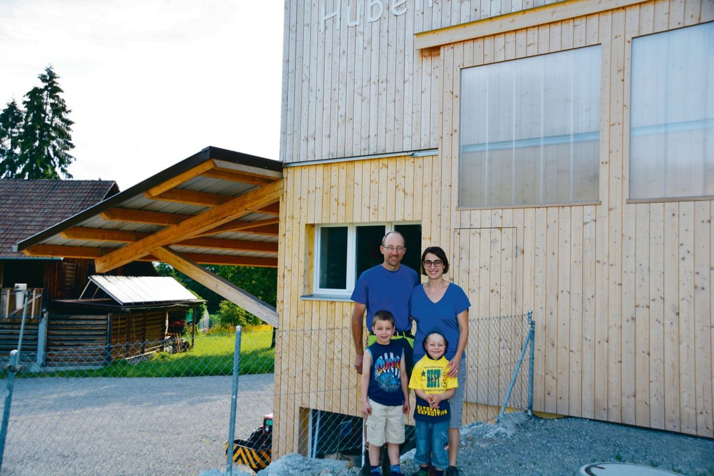 Peter und Priska Rüttimann mit Kindern vor dem neuen Mutterkuhstall im Hübeli, Kriens. Der Betrieb wird anlässlich der Generalversammlung der Landwirtschaftlichen Kreditkasse des Kantons Luzern besichtigt. (Bild Franziska Jurt)