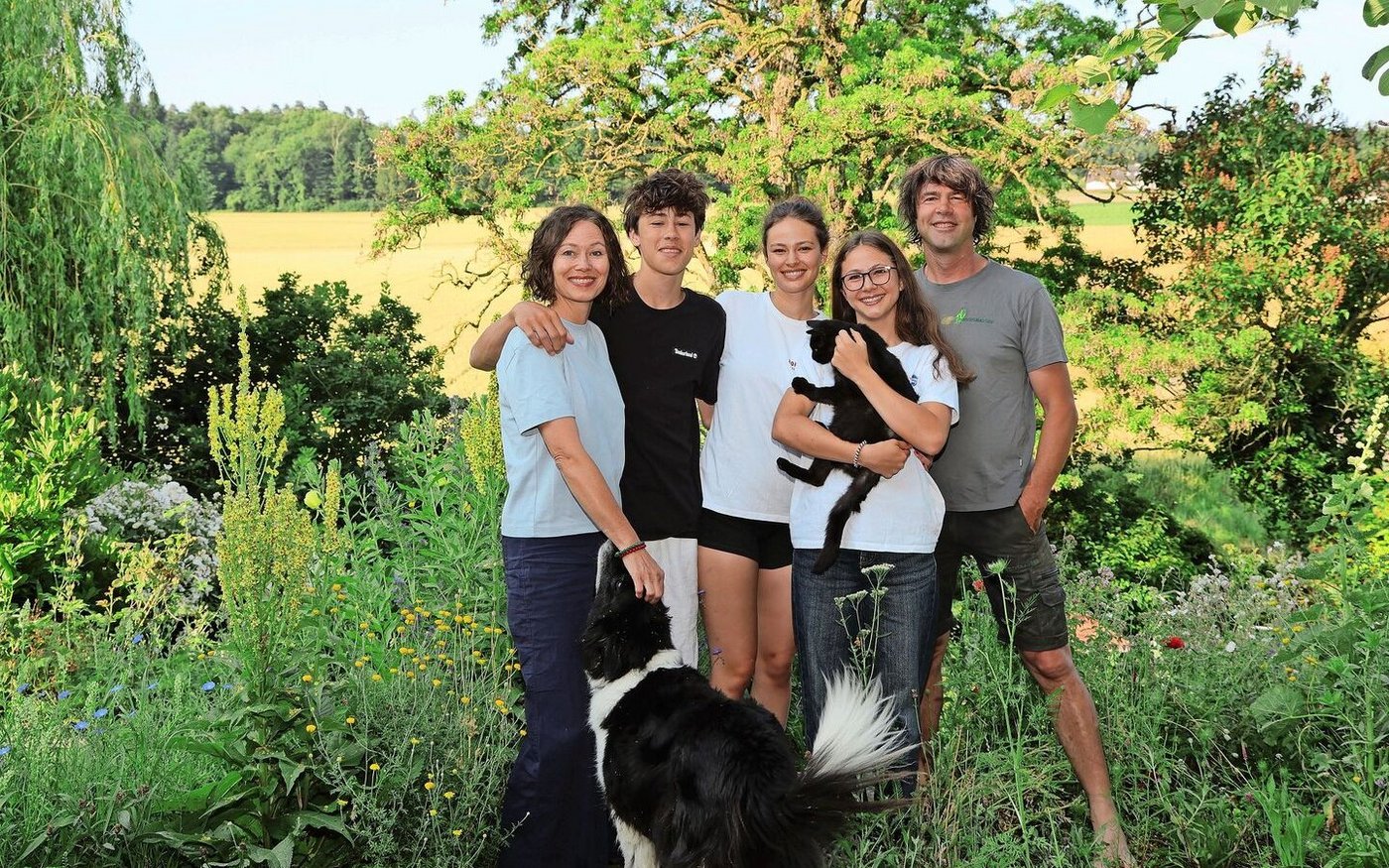 Die Familie Rutishauser: Urs (ganz links) seine Frau Simone (ganz rechts), ihre Kinder, Louis, Hannah und Marlene und Haustiere Milo (Hund) und Ninni (Katze). 