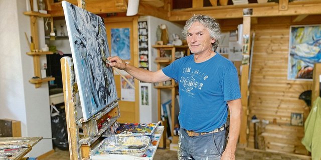 Björn Zryd in seinem Atelier, das im Wohnhaus direkt neben dem Schlafzimmer liegt. «In der Stadt zu leben und zum Arbeitsplatz zu pendeln, wäre nichts für mich», sagt der Künstler.