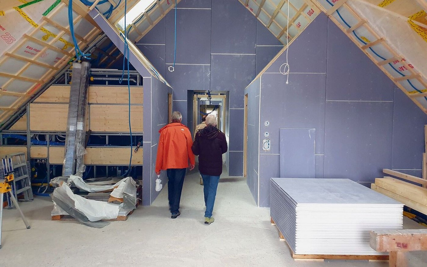 In der ehemaligen Bäuerinnenschule – hier in der Turnhalle – konnte der entstehende Wohnraum besichtigt werden.