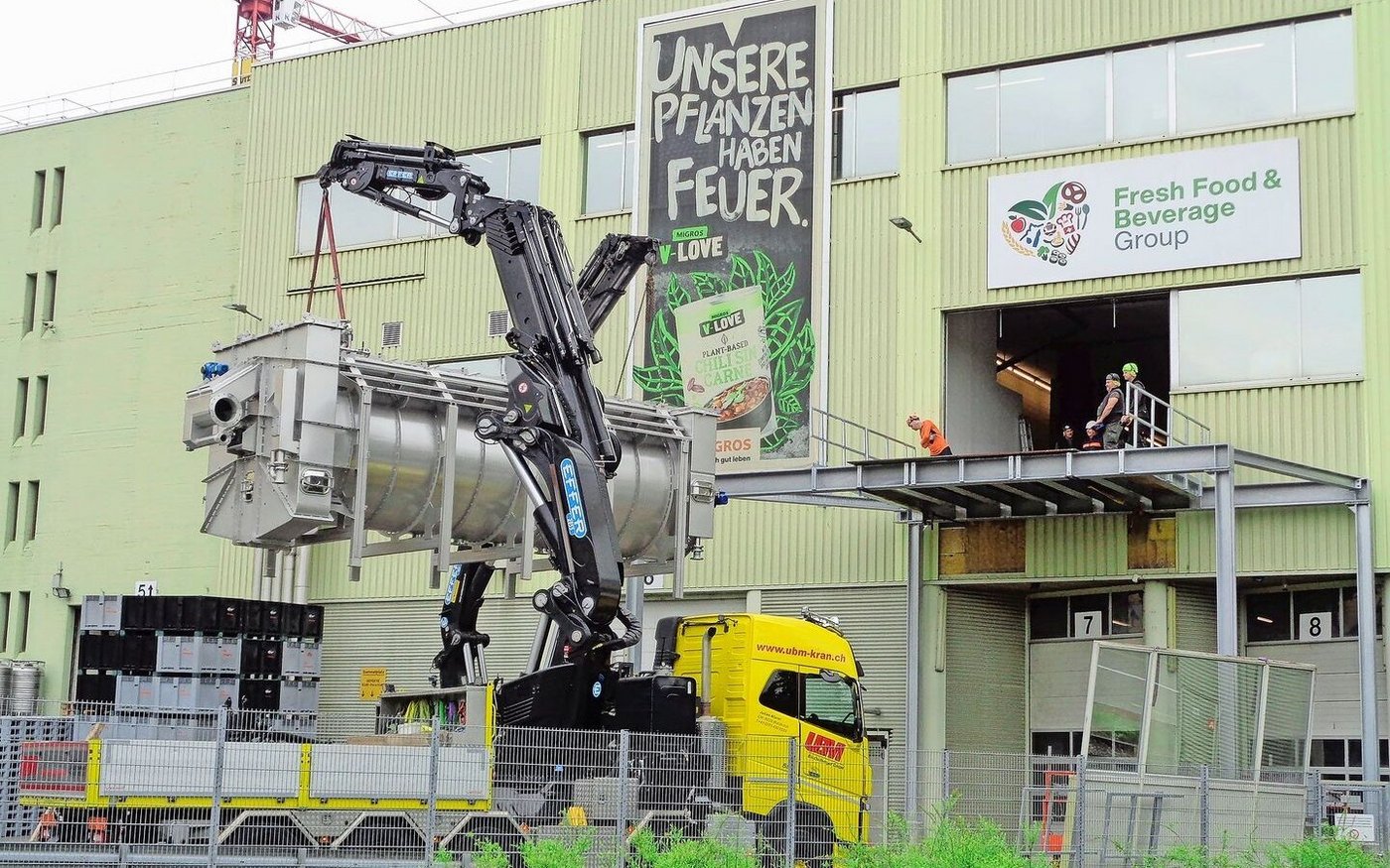 Migros Industries investiert über Fr. 85 Mio in die Kartoffelverarbeitung in Bischofszell. Hier wird ein neuer, riesiger Blancheur angeliefert und in einer Lagerhalle eingebaut.  