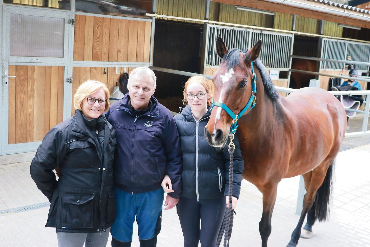 Agnes und Marcel Suter mit Tochter Lara betreuen rund 30 Pferde. Ihr Betrieb wurde von der Landwirtschaftszone in eine Pferdehaltungszone umgeteilt. (Bild Ruth Aerni)