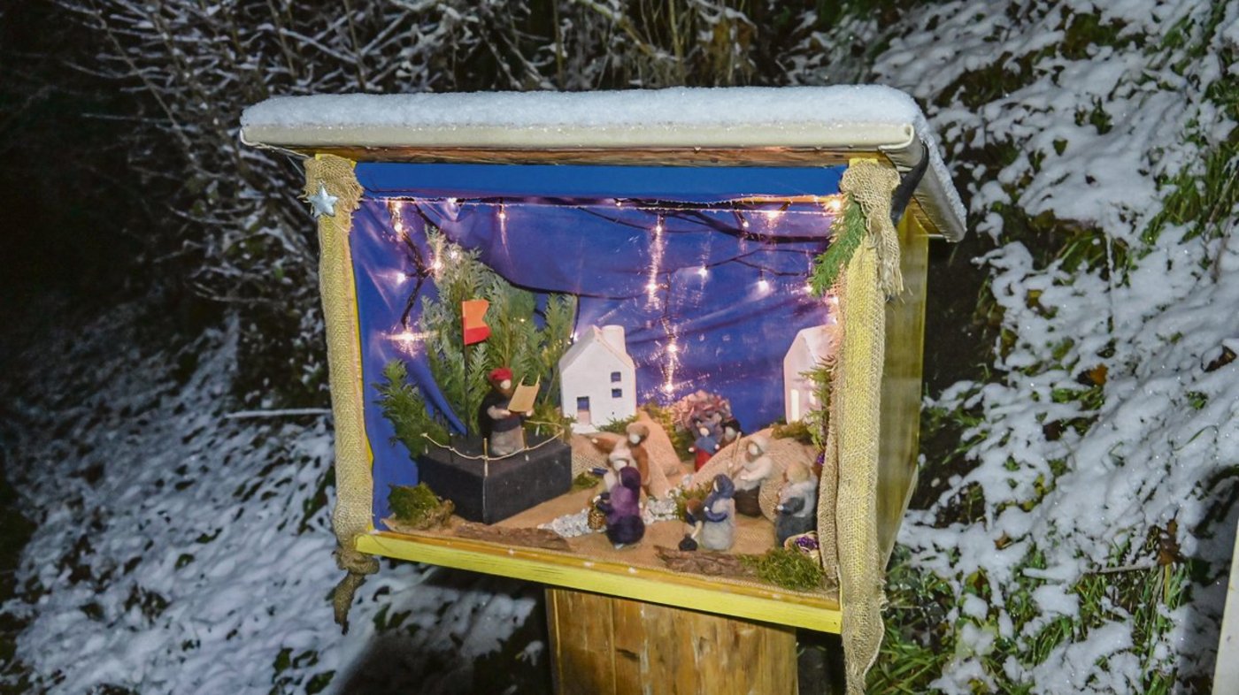 Der Besuch des Weihnachtswegs bringt ein Stück Normalität in diese ungewöhnliche Adventszeit. Und wenn wie in der zweiten Dezemberwoche sogar Schnee liegt, ist die Stimmung nochmals friedlicher und für kurze Zeit unbeschwert.  (Bild Andrea Wyss)
