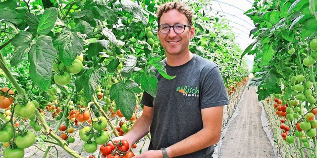 Armin Risch führt den Familienbetrieb in vierter Generation. Neben seiner Tätigkeit auf dem Hof engagiert sich Armin Risch als Präsident der Gemüsebauvereinigung Rheintal. 