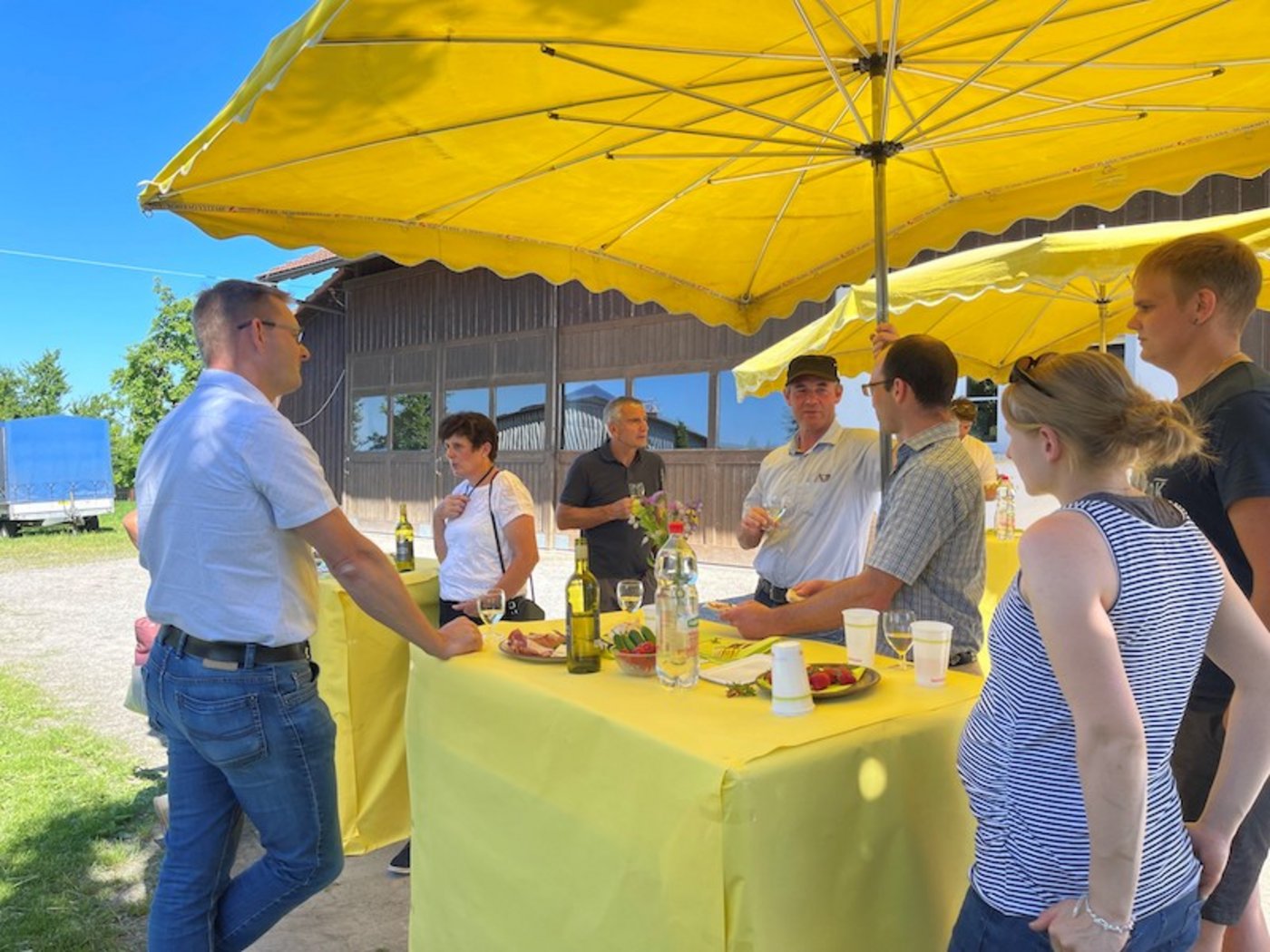 Der St. Galler Bauernverband mit Präsident Peter Nüesch (links aussen) feierte auf dem Betrieb der Famlie Sager in Lömmenschwil. (Bild Bettina Signer)