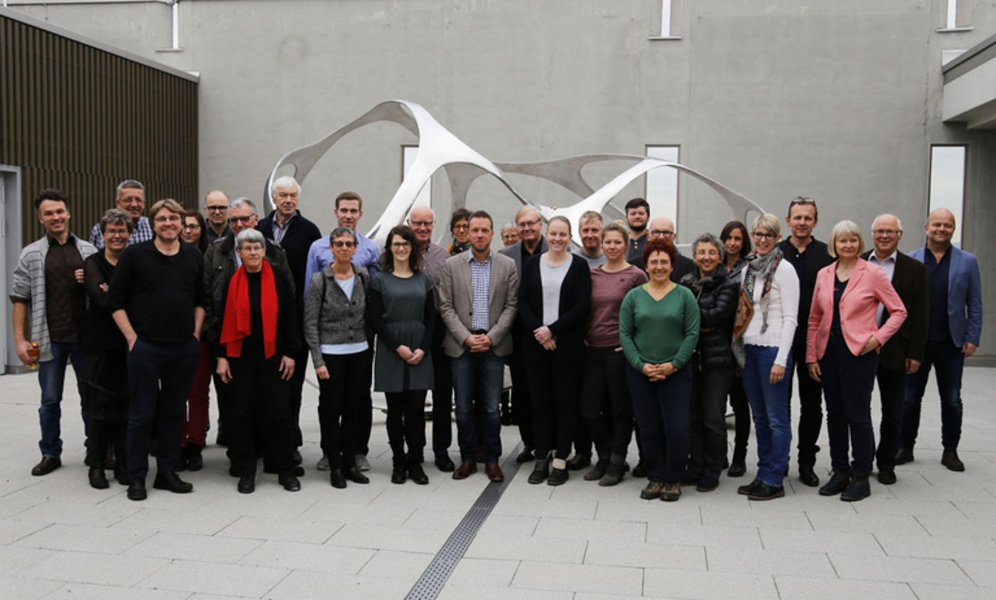 Die Schweizer Agrarjournalisten vor der Skulptur des Künstlers Ralf Fitze, welche die Gitterstruktur des Weizenproteingefüges symbolisiert. (Bild lid)
