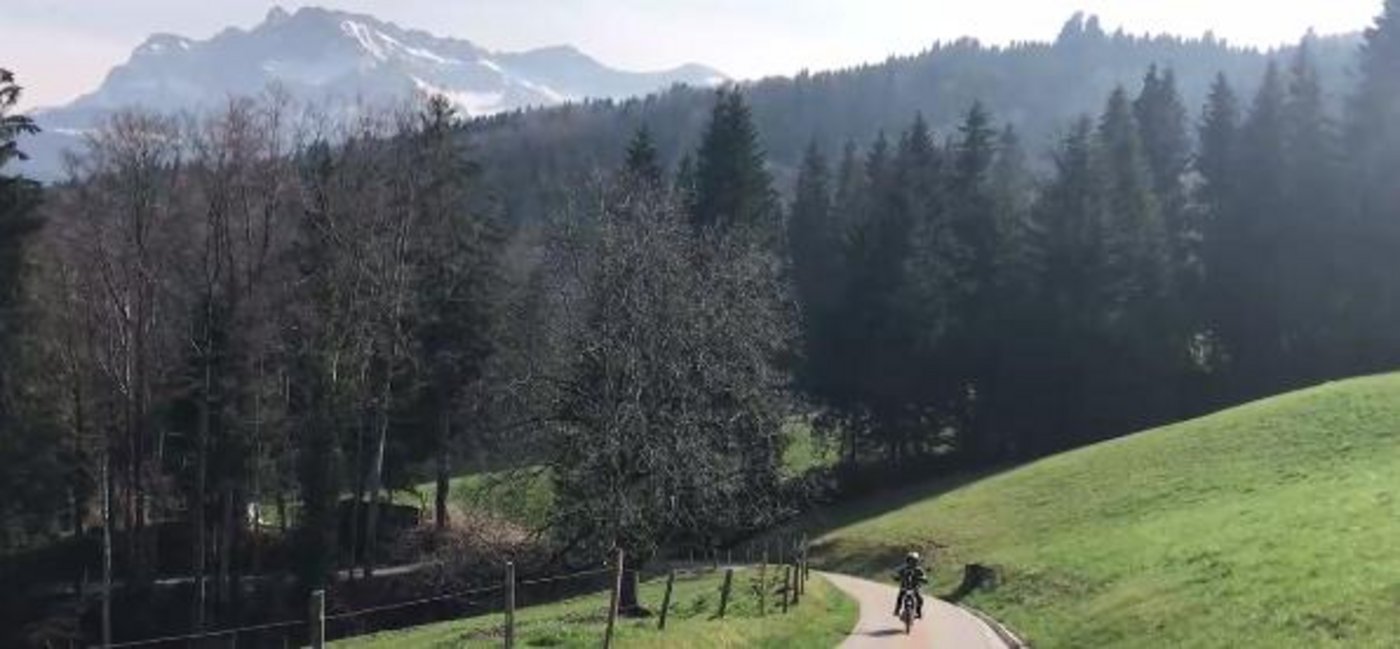Der jodelnde Bauernsohn fährt jeden Tag von Obernau nach Kriens. (Bild Screenshot 20 Minuten)