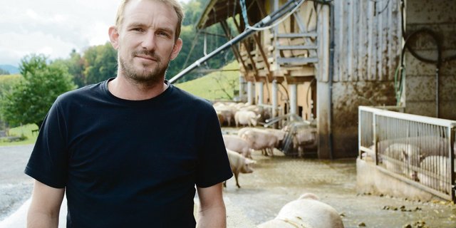 Urs Haslebacher vor seinem tierfreundlichen Schweinestall. Er ist sicher, dass die Landwirtschaft ihre Hausaufgaben macht, fordert nun aber konsequent partnerschaftliches Denken der gesamten Wertschöpfungskette. (Bild Simone Barth)