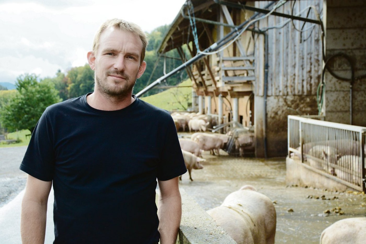 Urs Haslebacher vor seinem tierfreundlichen Schweinestall. Er ist sicher, dass die Landwirtschaft ihre Hausaufgaben macht, fordert nun aber konsequent partnerschaftliches Denken der gesamten Wertschöpfungskette. (Bild Simone Barth)