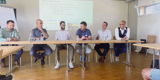 Der Moderator (3. v. r) führte die Zuhörenden durch die Podiumsdiskussion. 