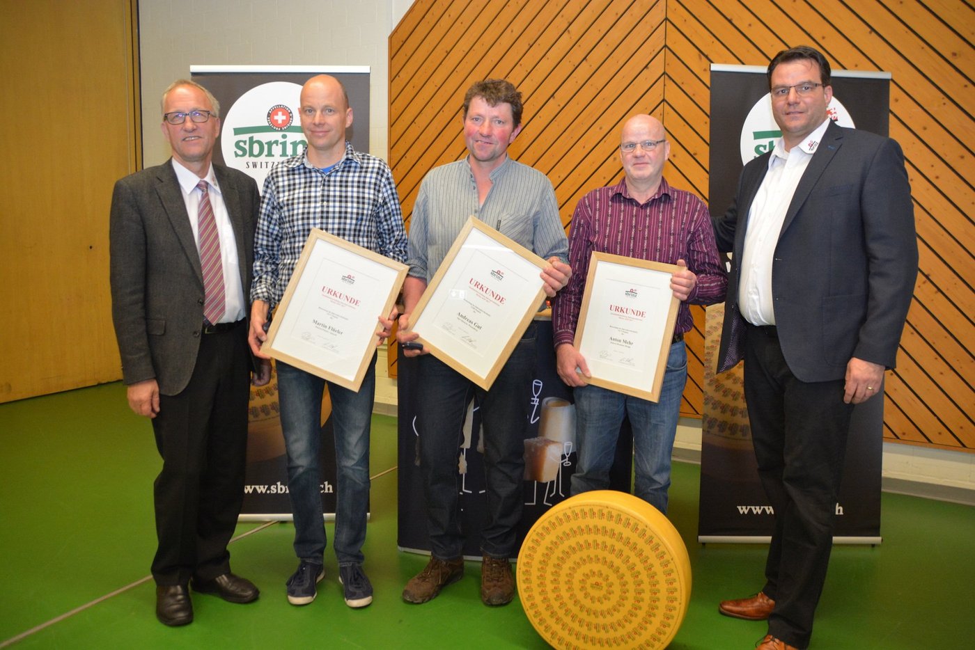 Die Gewinner der Qualität 2017: v.l. Martin Flüeler, Käserei Flüeler, Alpnach; Andreas Gut, Alp Chüeneren, Wiesenberg; Anton Mehr, Käserei Rotmoos, Rengg; flankiert von Präsident Peter Hegglin und Geschäftsführer Stefan Heller (r.).  (Bilder Josef Scherer)