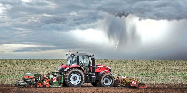 Ist der Regen vorüber und der Boden genug trocken, geht es los mit den Feldarbeiten. Die Landwirte wären bereit, bei Kulturen wie der Kartoffel drängt die Zeit. 