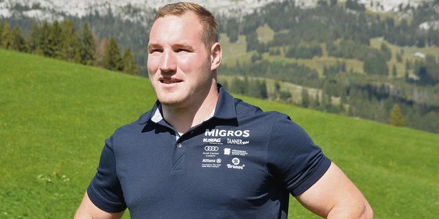 Müde aber recht entspannt: Schwingerkönig Joel Wicki in Sörenberg mit der Schrattenfluh im Hintergrund.