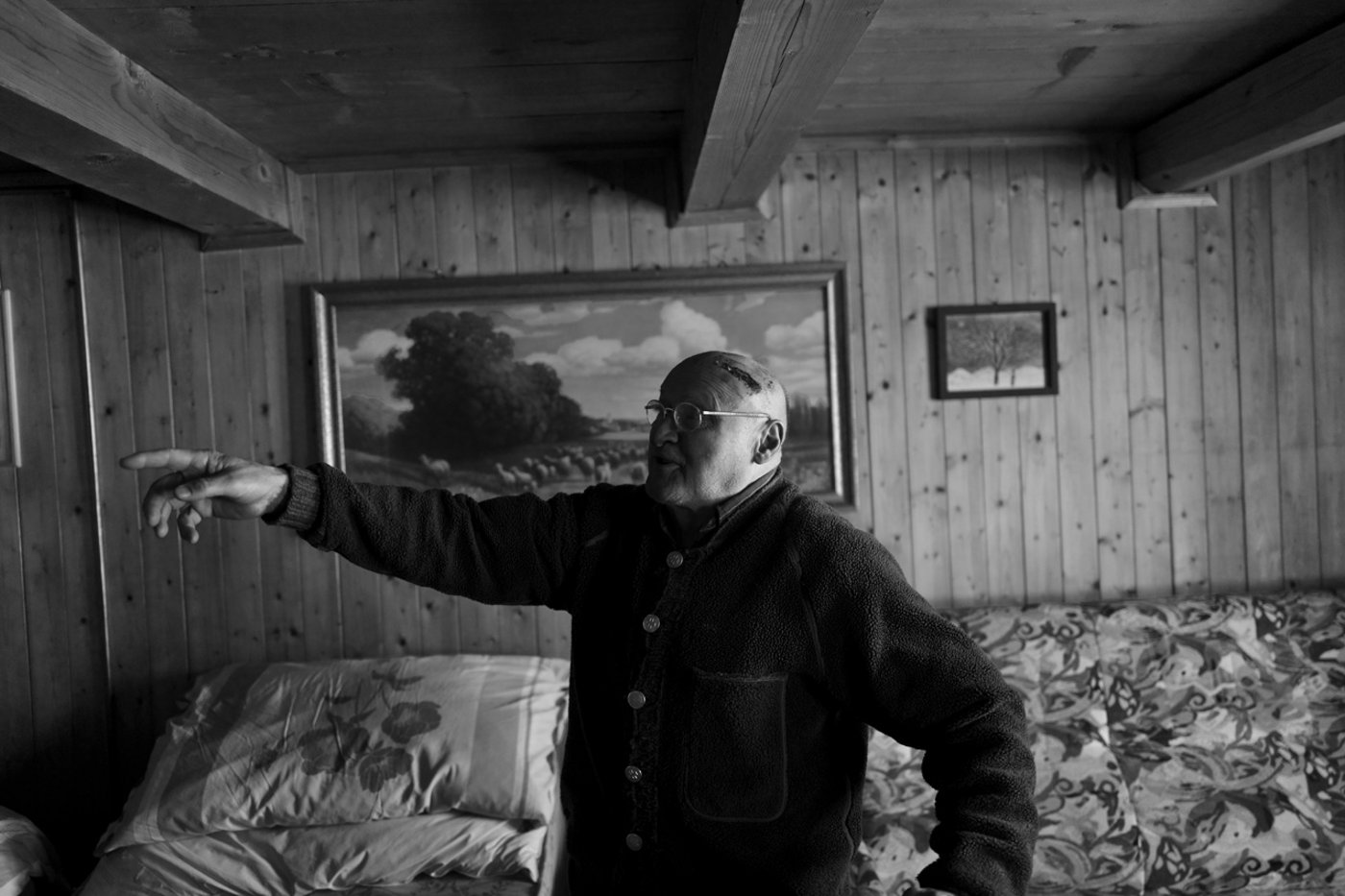 Tief im Schatten eines riesigen Bauernhauses, umgeben von Geschichten und Leben, Monate bevor alles endete. (Bild Pinaki)