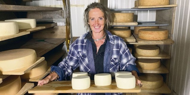 Dodo Hilliges im Käsekeller; Mutschli und Frischkäse stellt sie selber her. Für die länger zu lagernden Alpkäse ist hingegen Älpler Toni Heinzer zuständig. 