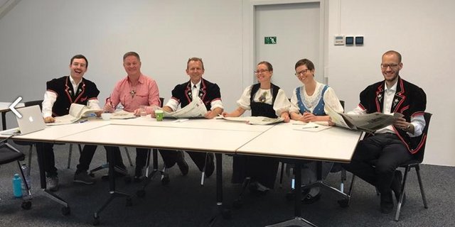 Letztes Jahr zog fast das ganze Team der BauernZeitung die Tracht an. Über Vorschriften oder Frisuren machte man sich eigentlich keine Gedanken. (Bild BauZ)