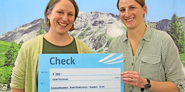 Die beiden Preisträgerinnen Luzia Kaufmann (links) und Regula Erni präsentieren stolz den Check über 4000 Franken, den sie mit ihrem Projekt gewonnen haben.