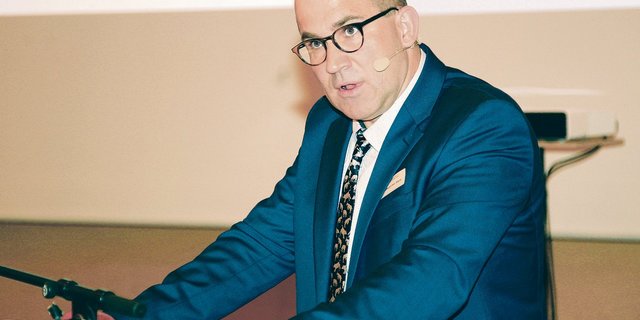 Hans Aschwanden an der Delegiertenversammlung von Fromarte. Der Präsident will die Rolle seines Verbandes innerhalb der Branchenorganisation Milch diskutieren und klären.(Bild Heinz Abegglen)