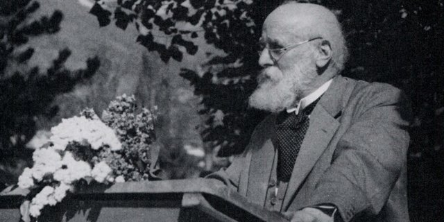 Ernst Laur spricht an einer Landsgemeinde im Jahr 1945. (Bild: zvg)