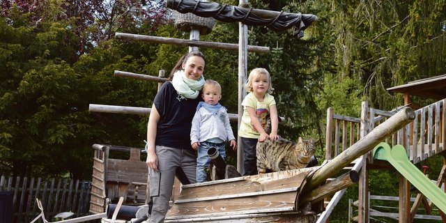 Dank der Bauernhofspielgruppe von Mama Simone Brändli haben Jay (1,5) und Mayla (3) einen tollen Spielplatz vor dem Haus. Katze Sky ist auch oft dabei. (Bild jw)