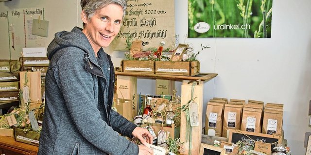 Christa Krähenbühl im Hofladen des Grunderhofs. Dank einer Angestellten, die sie entlastet, ist ihr die Freude an der Direktvermarktung geblieben.