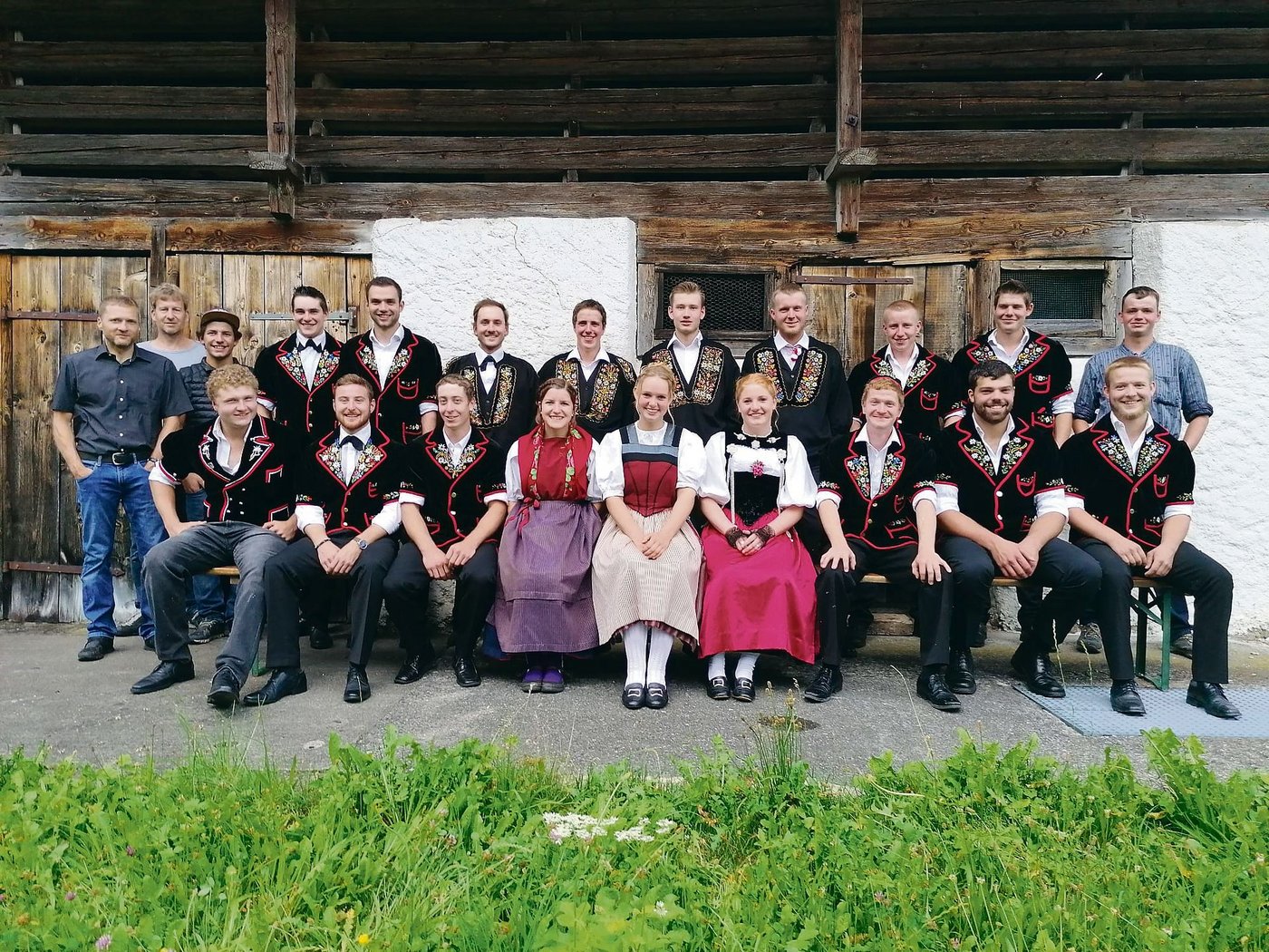 Die neuen Landwirt(innen) feierten mit den Lehrpersonen am BWZ Giswil. (Bild BWZ Giswil)