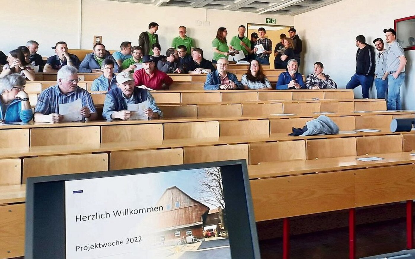 Eltern und Berufsbildner(innen) waren am Römerrain zu Besuch und liessen sich über die Projektarbeiten informieren.