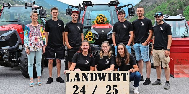 Gemeinsam mit Karin Oesch (hinten v. l. n. r), strahlen Ronny Gruber, Yannick Leuenberger, Timo Lorenz, Robin-Jason Gisler und Luca Summermatter sowie (vorne v. l. n. r.), Kim Schnidrig, Anja Taugwalder und Fabienne Volken um die Wette.   