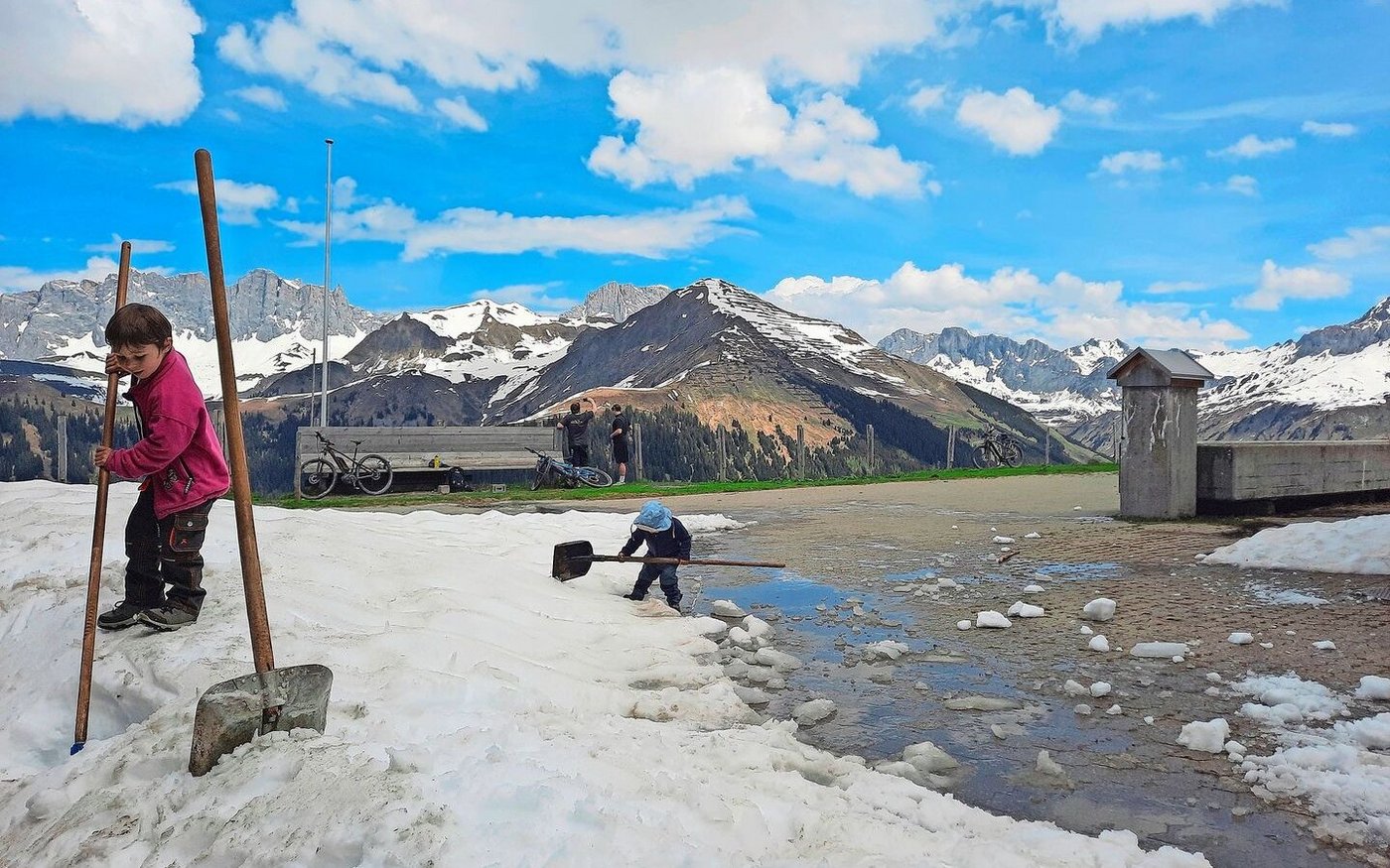 Ronya und Cyrill mögen nicht warten: Der Schnee muss weg, sie wollen z Alp.
