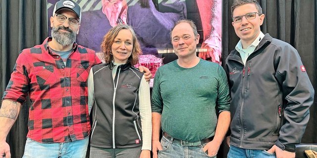 Sie sorgen an der Tier & Technik für Swiss-Angus-Groove: Fleischsommelier Michael Vogt, Ania und Peter Soller aus Neukirch und Swiss-Angus Präsident Lukas May aus Kleindietwil BE. 