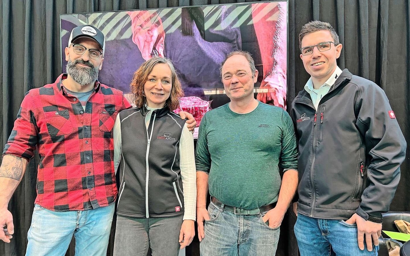 Sie sorgen an der Tier & Technik für Swiss-Angus-Groove: Fleischsommelier Michael Vogt, Ania und Peter Soller aus Neukirch und Swiss-Angus Präsident Lukas May aus Kleindietwil BE. 